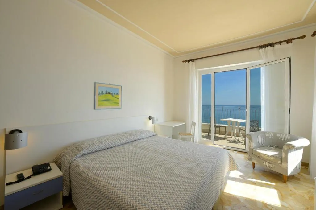 Camera matrimoniale con balcone, tavolo e vista sul mare