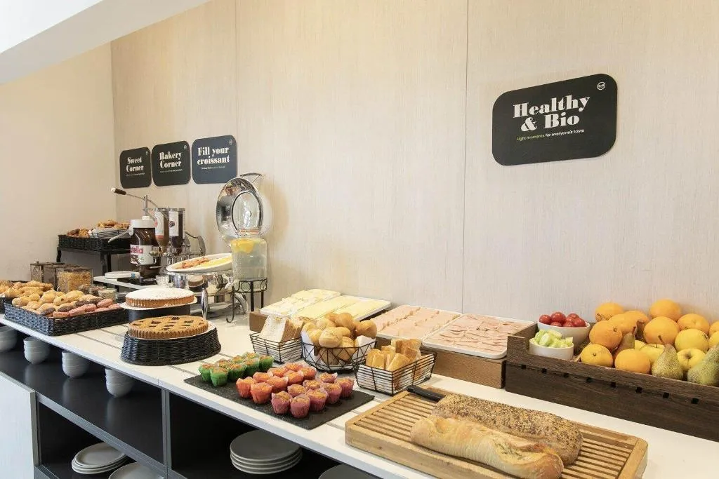Buffet colazione con dolci, pane, salumi e frutta fresca nell'area Healthy & Bio