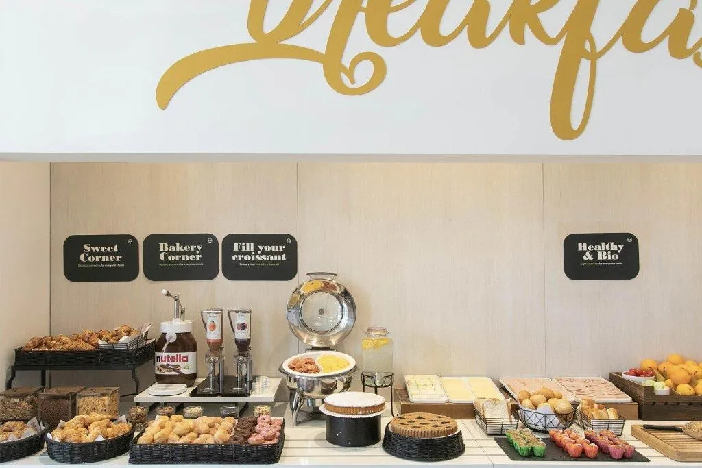 Buffet colazione con angolo dolci, prodotti da forno e croissant
