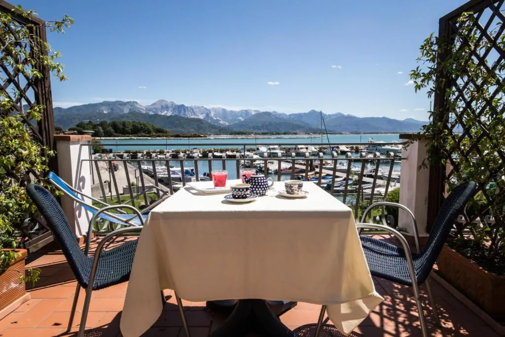 Terrazza con tavolo per colazione e vista sul porto e le montagne