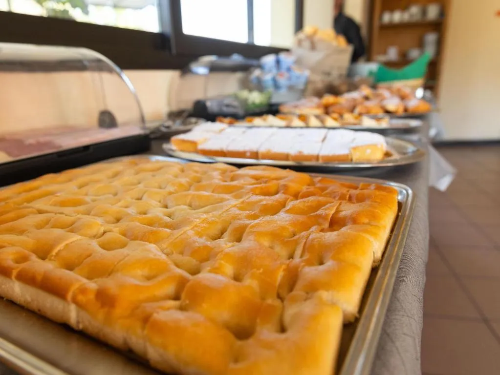 Buffet con focaccia fresca e dolci da forno per la colazione