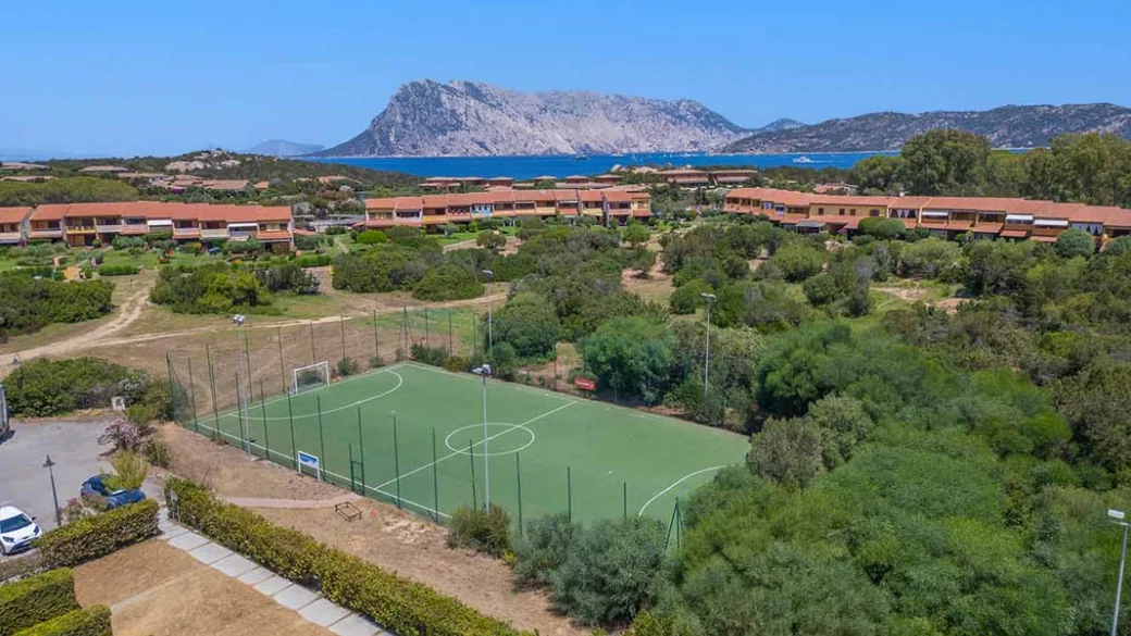 Campo da calcio del resort con l'isola di Tavolara sullo sfondo