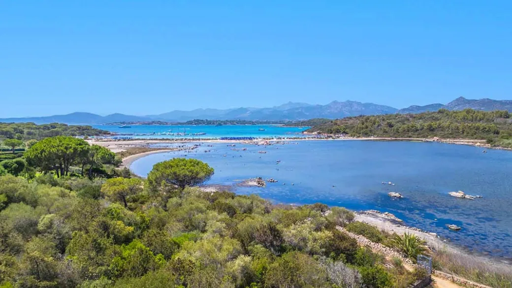 Panorama di una baia con laguna, vegetazione mediterranea e mare azzurro