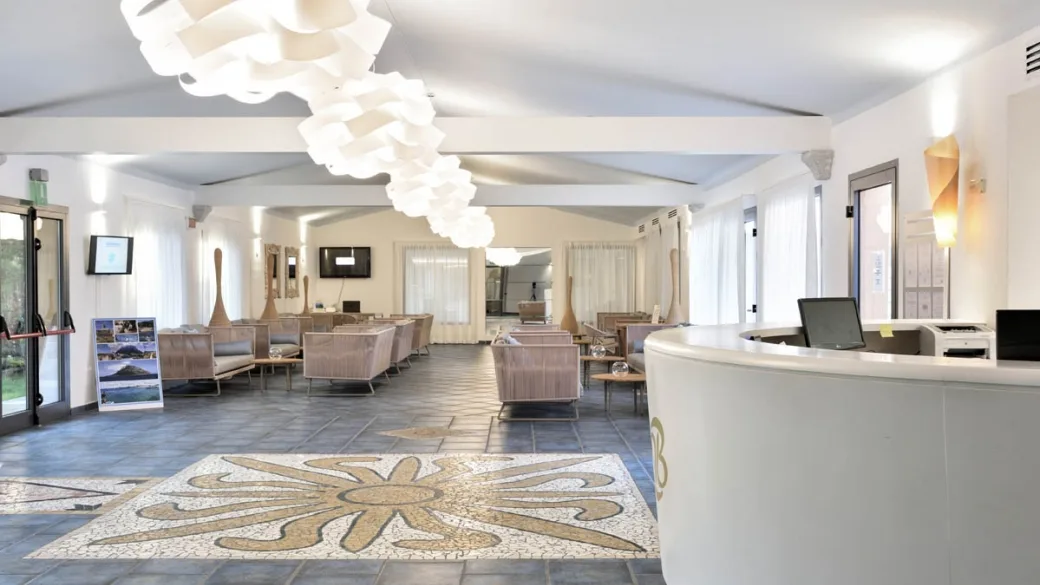 Hall del resort con area lounge, divani e decorazione a mosaico sul pavimento