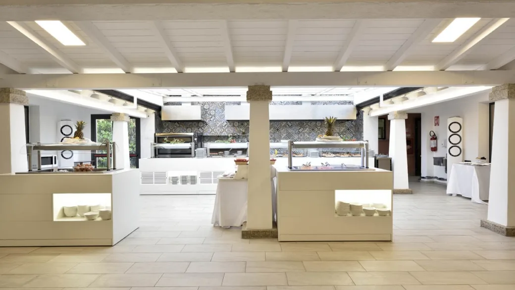 Sala buffet del ristorante con isole di servizio e dettagli decorativi