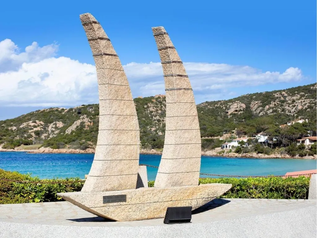 Scultura in pietra a forma di vela con vista sul mare e la baia