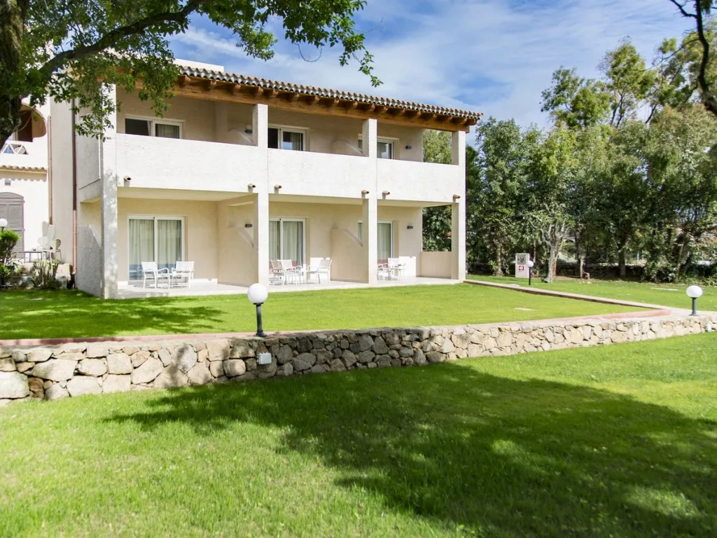 Edificio residenziale del resort con terrazze e ampio prato verde