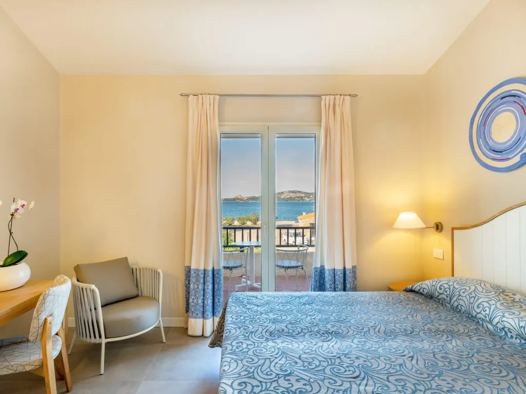 Camera matrimoniale con balcone e vista sul mare