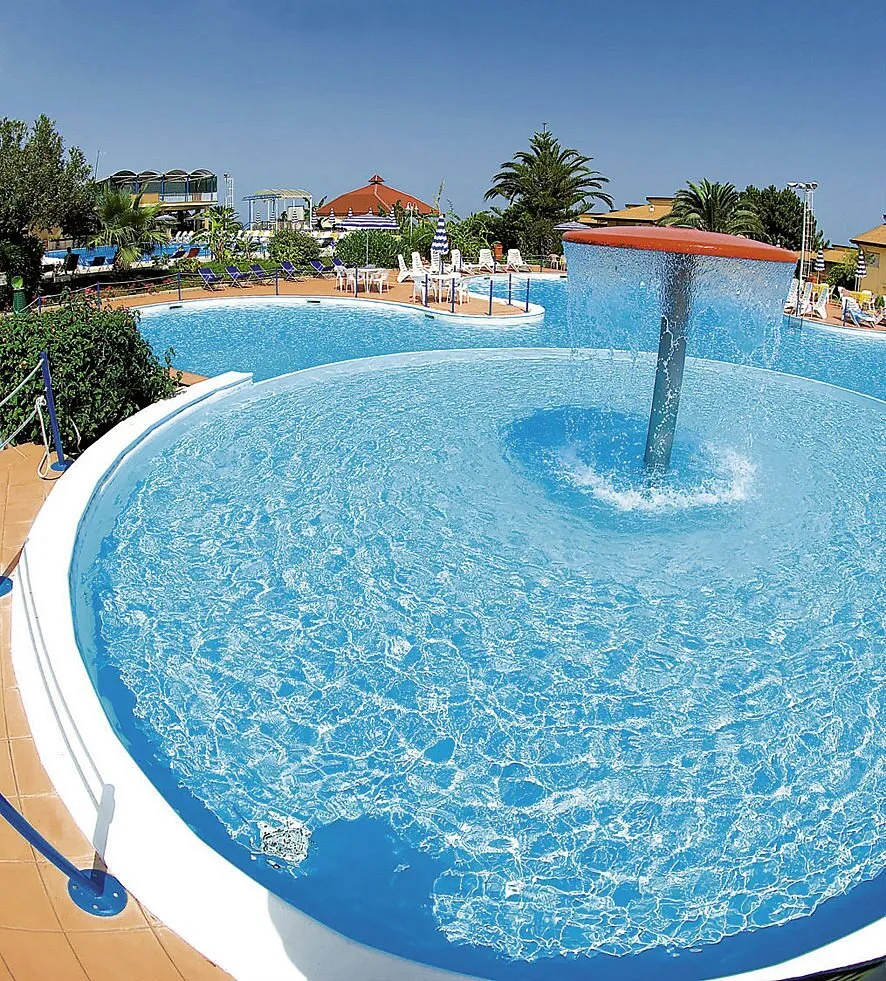 Dettaglio della piscina con fontana a fungo e acqua cristallina