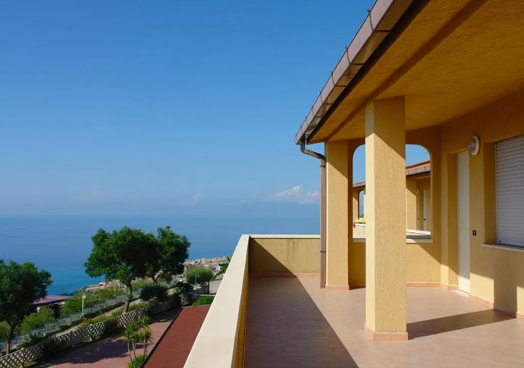 Terrazza di un appartamento con vista panoramica sul mare e sulla costa