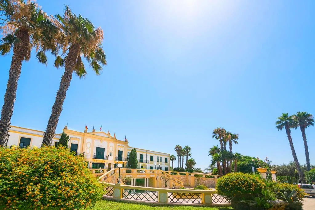 DELFINO BEACH HOTEL